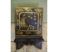 ESTANTE DE MISSAL EM MADEIRA ACHAROADA COM CHINOISERIE